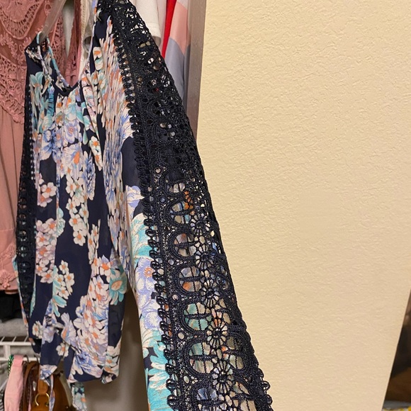 long sleeve cute top! - Picture 2 of 4